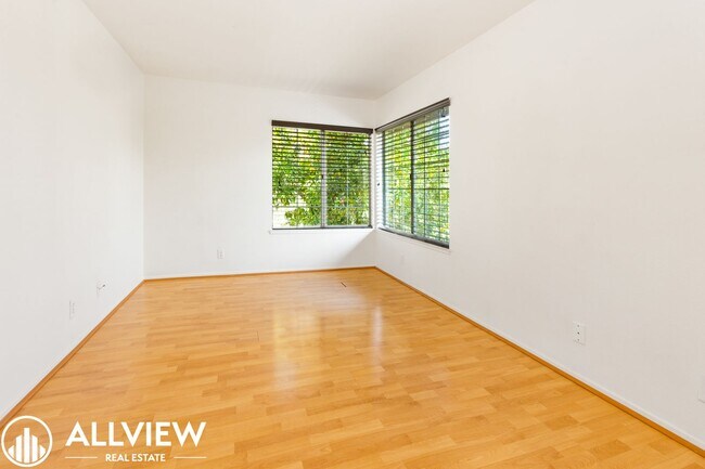 Building Photo - Gorgeous 2 Bed, 2.5 Bath End-Unit Home Available NOW in Aliso Viejo!