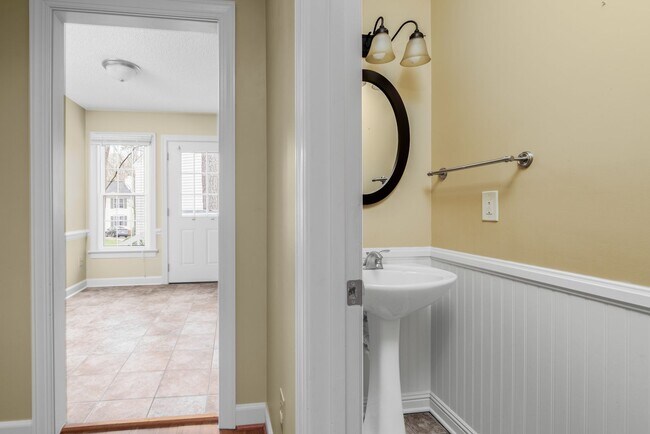 Building Photo - Woodcroft Wonderful!