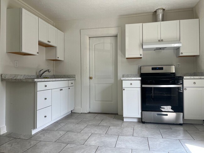 Building Photo - Spacious 2bd/1.5ba Home Minutes From W Mid...