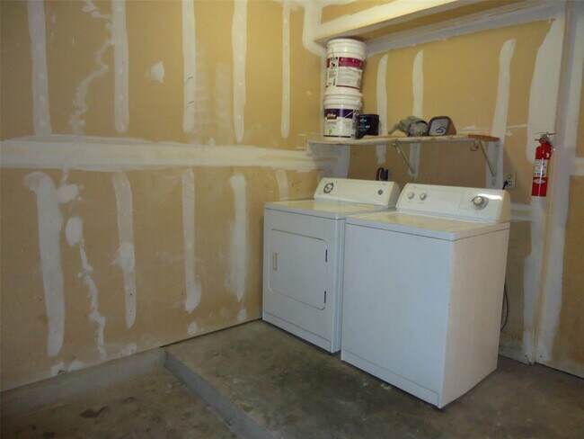 Building Photo - 811 Crieff Cross Dr