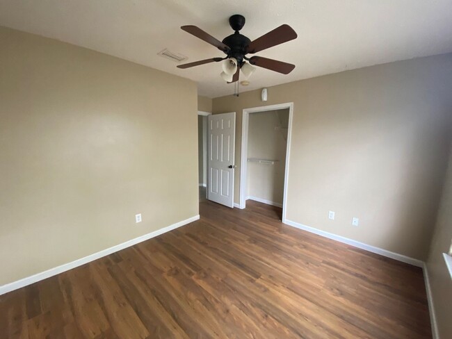 Building Photo - Spacious & Conveniently Located Home in Ca...