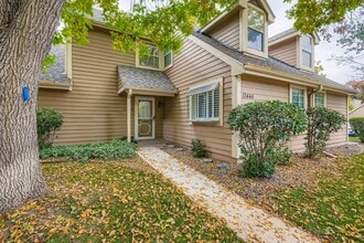 Building Photo - Stylish Townhome with Loft, Fireplace & Ga...
