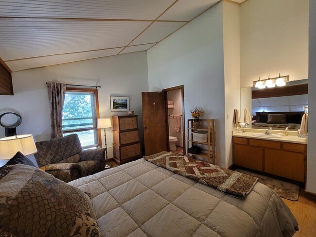 Building Photo - 102 Valley View Dr