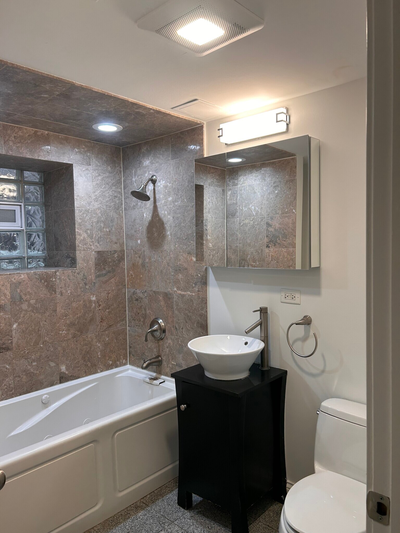 Building Photo - 2217 W Giddings St