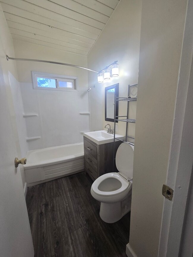 Building Photo - 2 bed / 1 bath Duplex