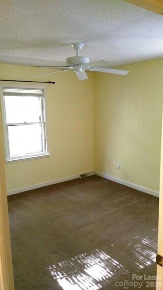 Building Photo - 433 Raintree Dr