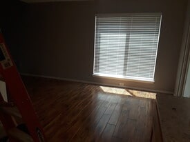 Building Photo - 2117 Real Dr