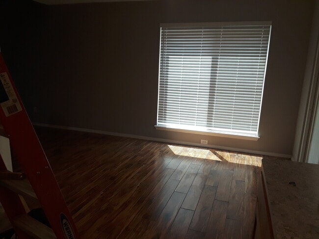 Building Photo - 2117 Real Dr