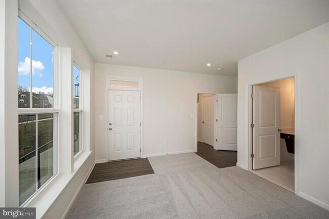 Building Photo - Great Townhome in Embrey Mill