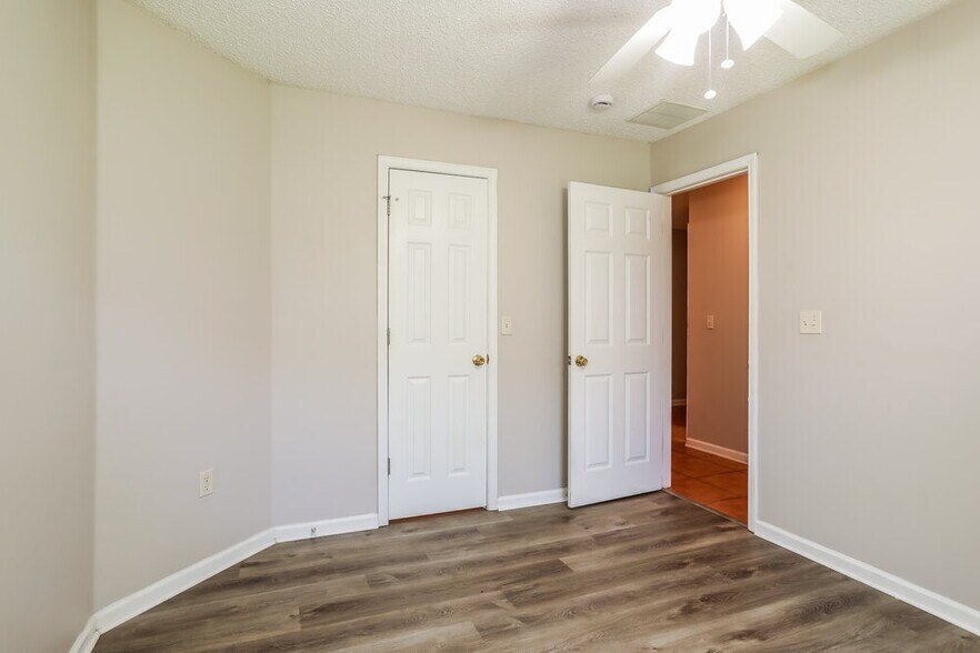 Building Photo - 8073 Leafcrest Dr