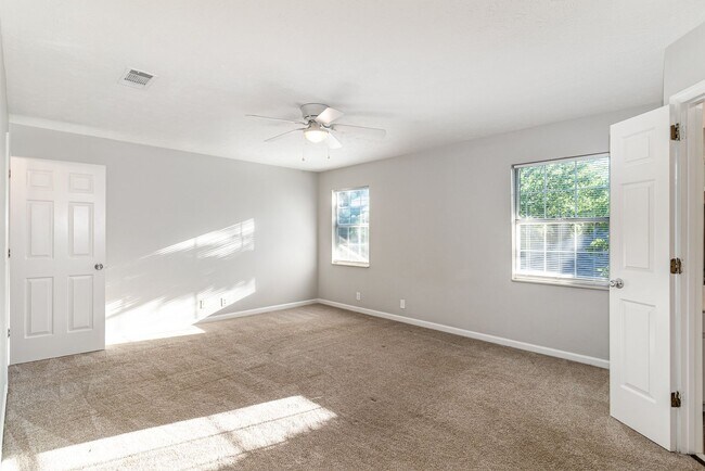 Building Photo - Beautifully maintained and move-in ready 3BR/2.5BA