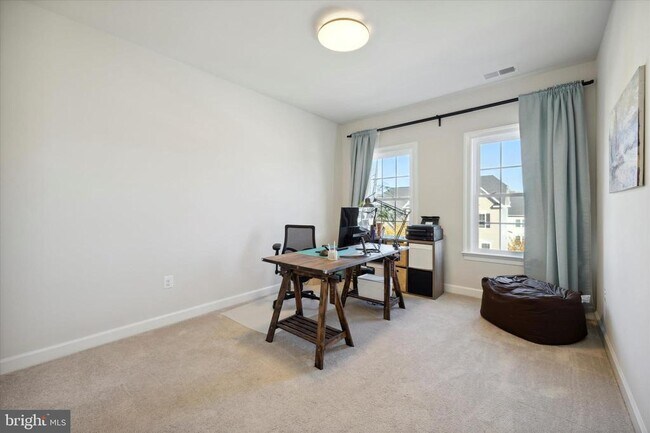 Building Photo - 831 Stonecliffe Rd