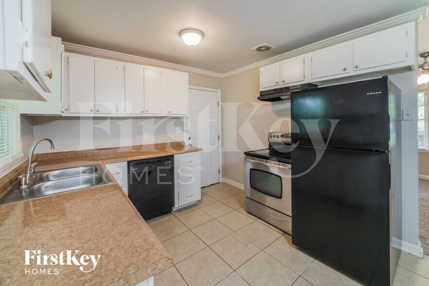 Building Photo - 1098 Holly Cir