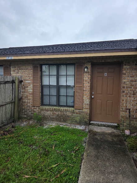 Building Photo - 1711 Ridgewood Ln