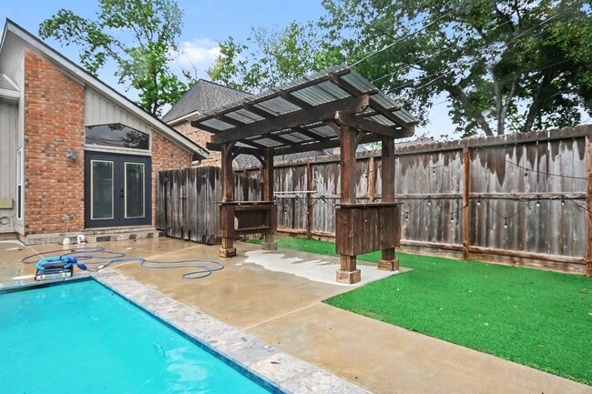 Building Photo - 522 Crestwood Dr