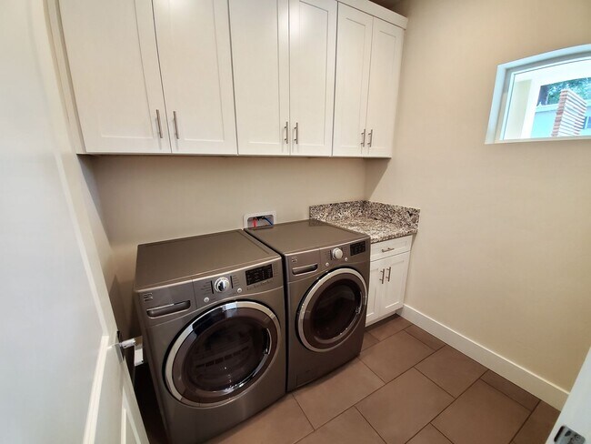 Building Photo - Contemporary Greenhaven Home with Private Backyard & Smart Features