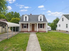 Building Photo - 4 Bedroom/1 Bathroom Home with Fenced Yard Available in SE Roanoke!