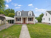 Building Photo - 4 Bedroom/1 Bathroom Home with Fenced Yard Available in SE Roanoke!