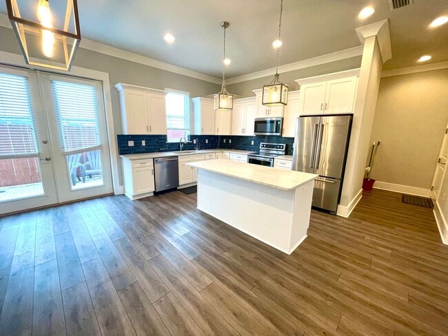 Building Photo - **MOVE IN SPECIAL-$500 OFF 1ST MONTH’S REN...