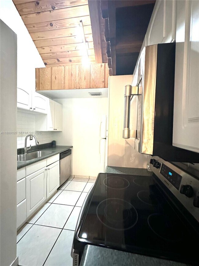 Building Photo - 497 N University Dr