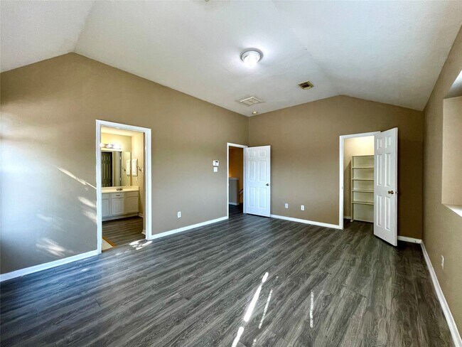 Building Photo - 7303 Foxshadows Ln