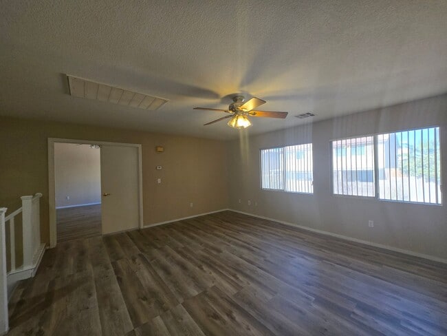 Building Photo - 2 Story Home with 5 Bedrooms