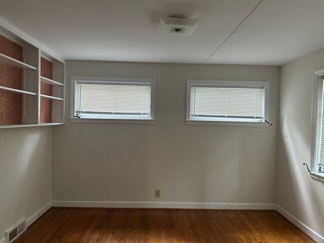 Building Photo - 1115 Woodburn Rd