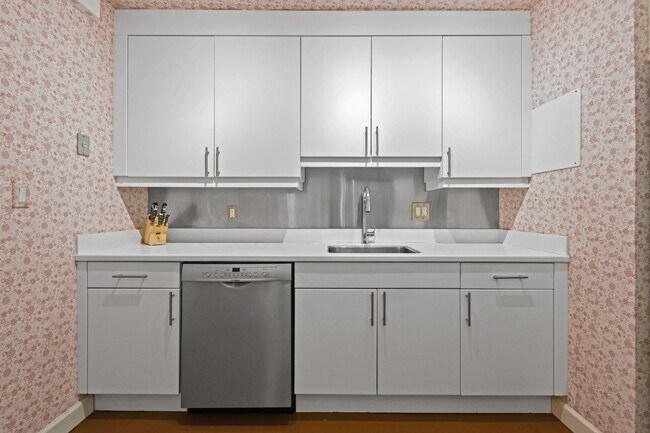 Building Photo - 170 N Ocean Blvd