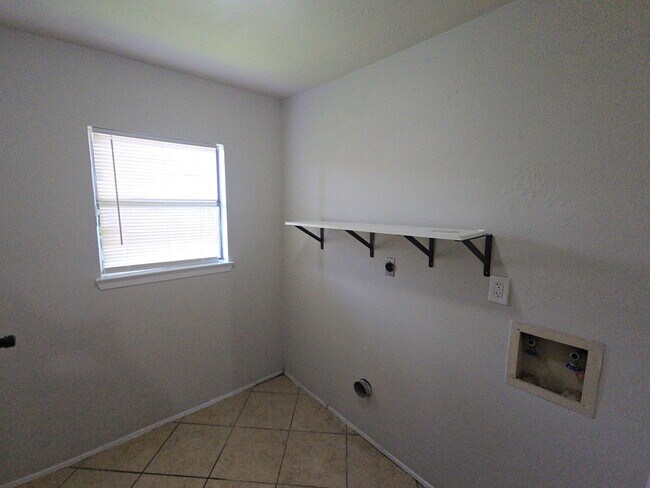 Building Photo - 3906 Postwood Dr