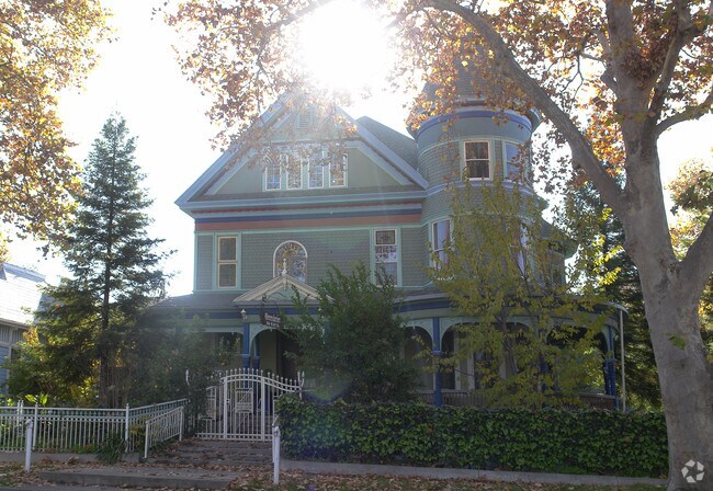 Building Photo - Greenbriar House