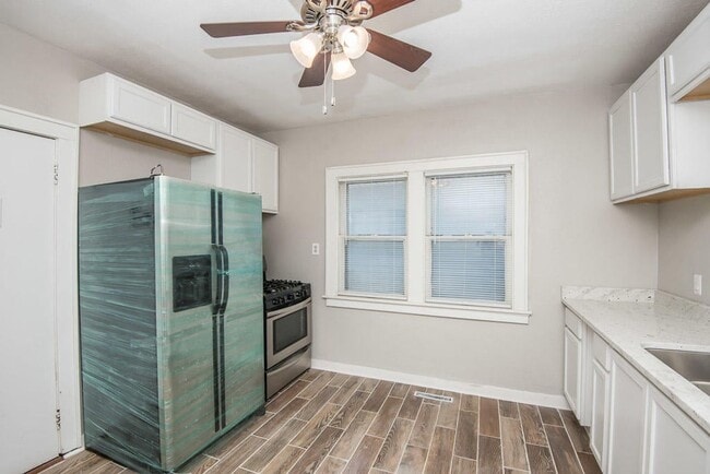 Building Photo - Updated 4-Bed Single Family Home with Clas...