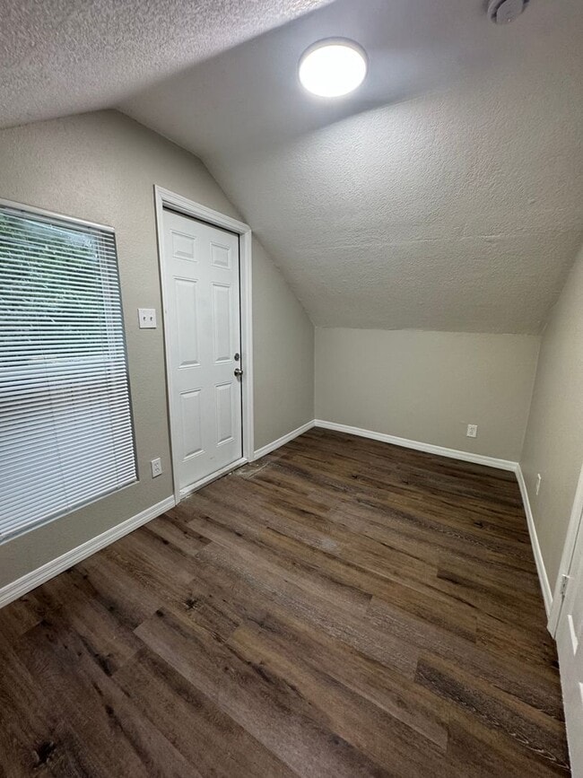Building Photo - Renovated 2 bedroom, 2 bathroom duplex in ...