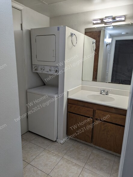 Building Photo - 1111 E University Dr