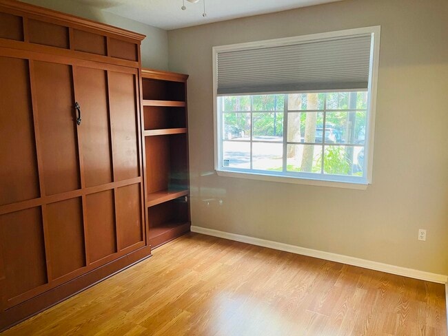 Building Photo - 6101 Myrtlewood Cir W