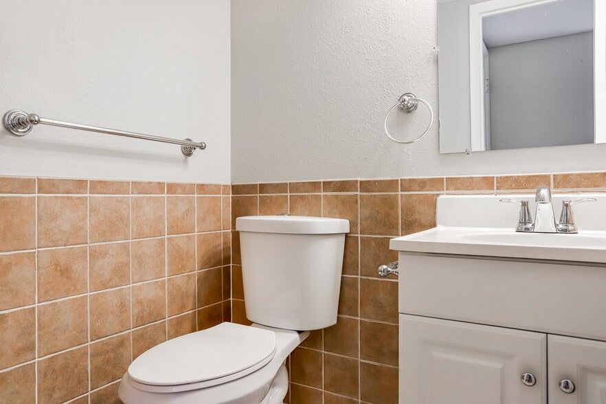 Building Photo - 1690 Woodman Dr