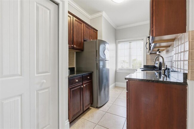 Building Photo - 2117 W Dekle Ave