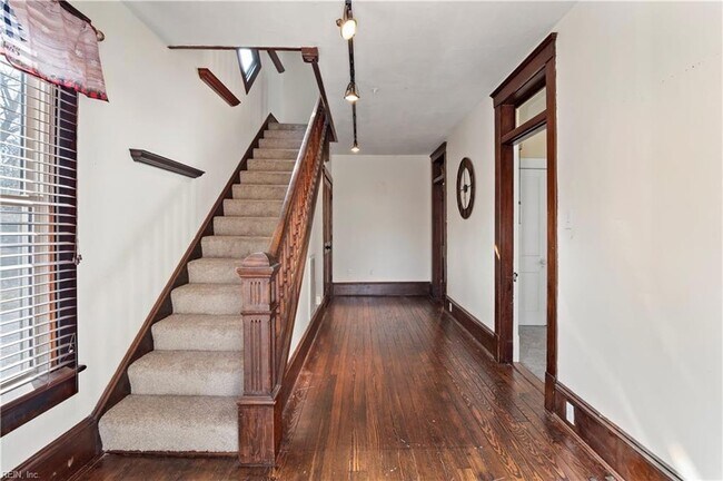 Building Photo - 227 James St