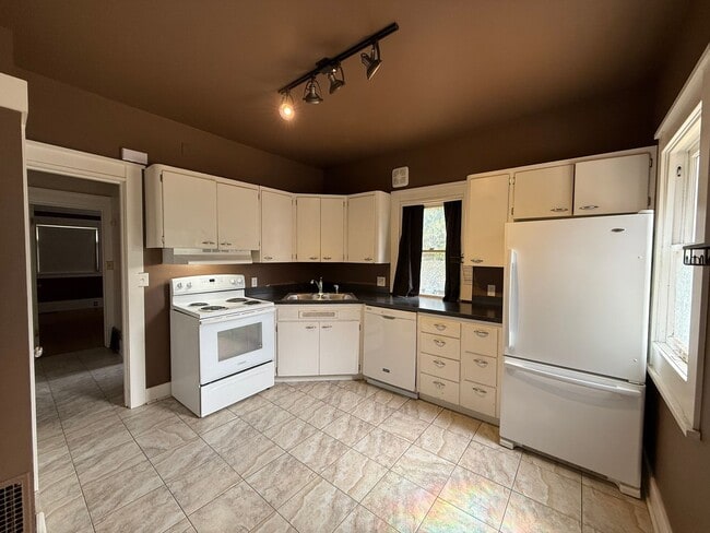 Building Photo - Vintage Victorian-Style Home | 3 Bed | 2 B...