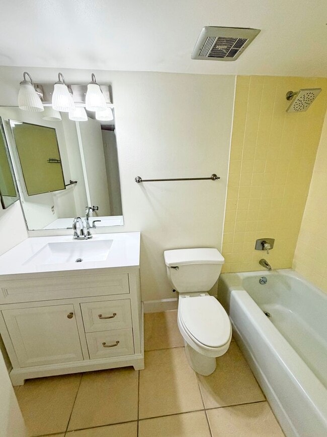 Building Photo - Spectacular Ocean front ground floor unit , just steps away from water and sand