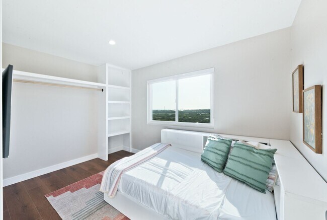 Building Photo - Costa Mesa, Panoramic Views, Pool - Fully ...