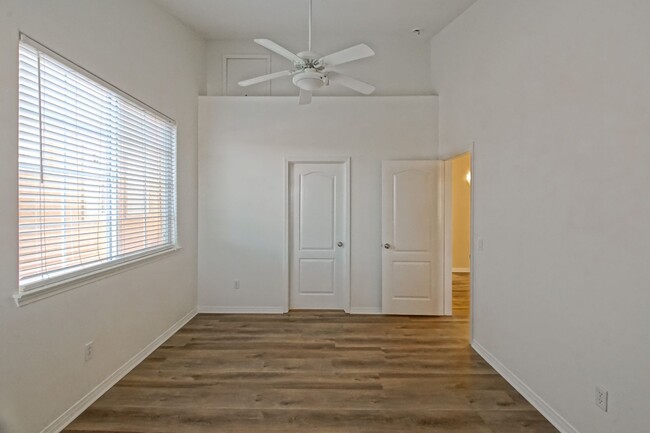 Building Photo - Just Renovated! Beautiful & Spacious, 6BD/...