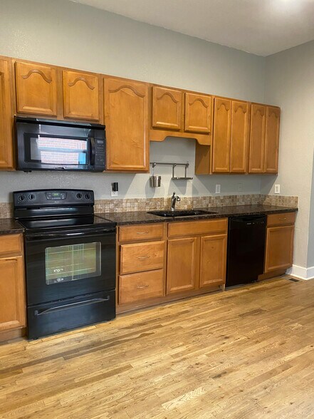 Kitchen - 1404 Knox Ct