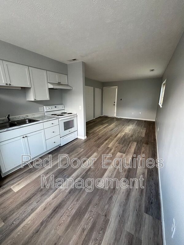 Building Photo - 117 W Walnut St