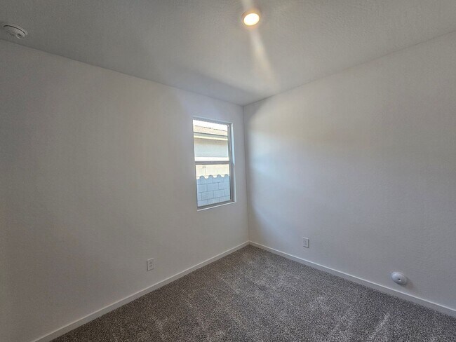 Building Photo - Beautiful new build w mountain views