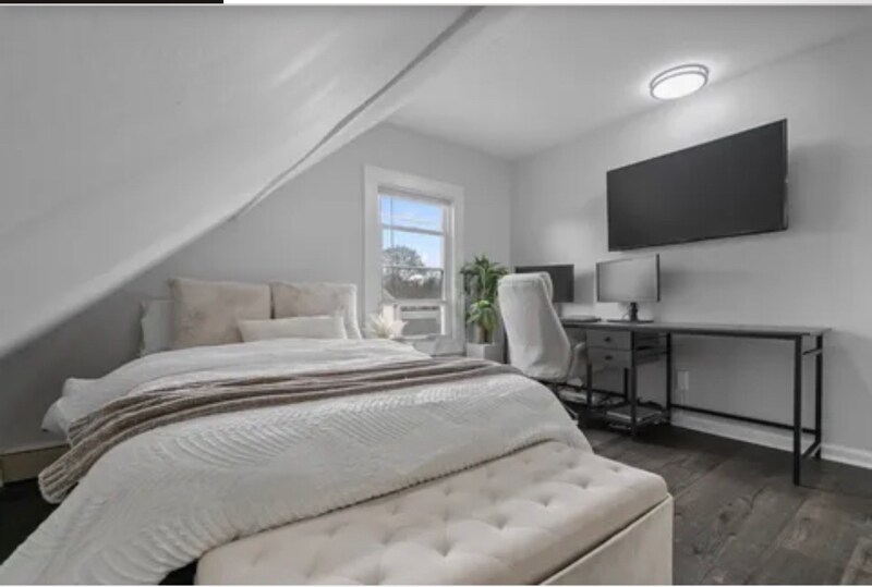 Building Photo - 55 Howe St