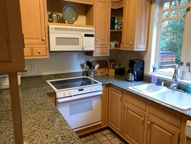 Building Photo - Charming 1BR House in Shelton
