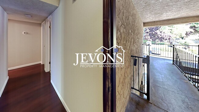 Building Photo - Charming top-floor condo with fully equipp...