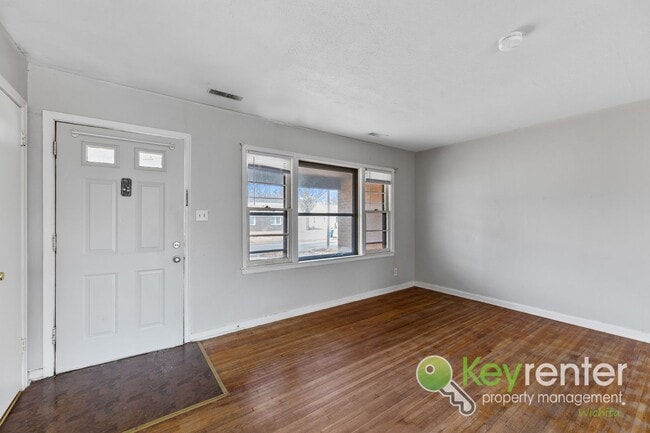 Building Photo - First Month FREE! Cute 3 bedroom house near shopping, restaurants, and WSU