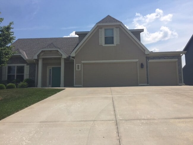 Building Photo - Lake Estates 4 bed 2.5 bath 3 car garage home!