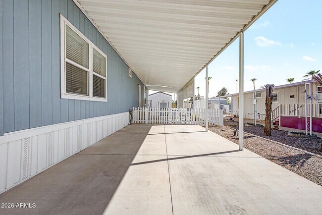 Building Photo - 654 E Ranch Rd